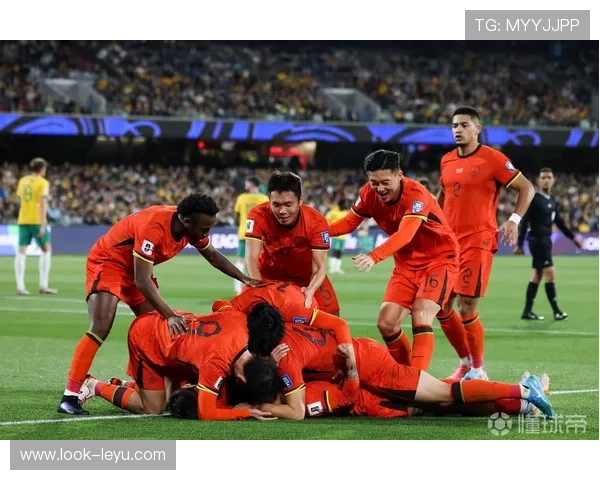 国足逆转出线关键战再现惊人表现激发球迷热情